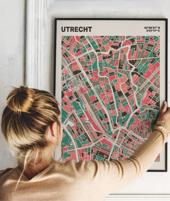 Plattegrond poster Licht Utrecht mozaiek stl 02 Vrouw met poster mockup 01 | Funky Fellow
