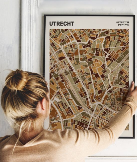 Plattegrond poster Licht Utrecht mozaiek stl 03 Vrouw met poster mockup 01 | Funky Fellow