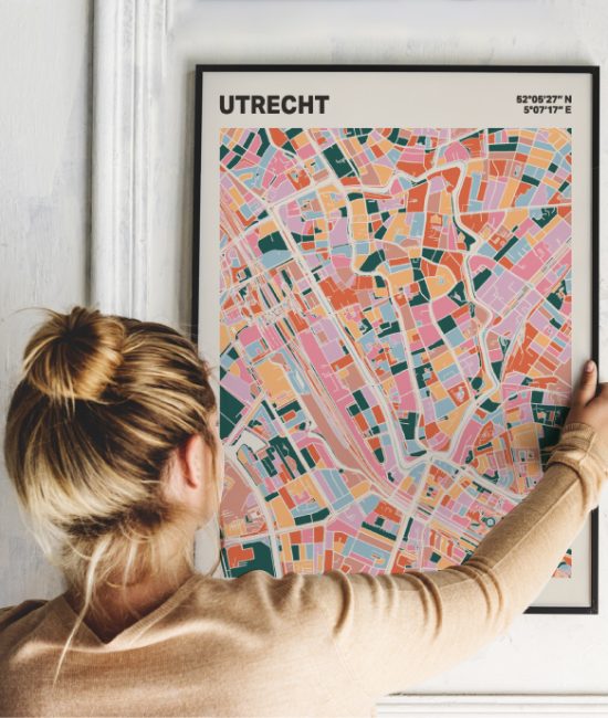 Plattegrond poster Licht Utrecht mozaiek stl 04 Vrouw met poster mockup 01 | Funky Fellow