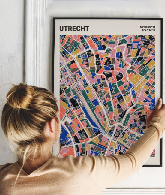 Plattegrond poster Licht Utrecht mozaiek stl 05 Vrouw met poster mockup 01 | Funky Fellow