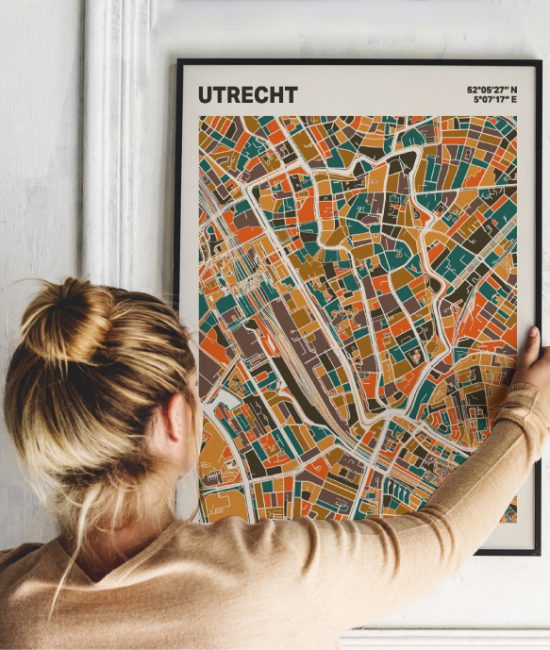 Plattegrond poster Licht Utrecht mozaiek stl 06 Vrouw met poster mockup 01 | Funky Fellow