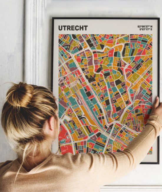 Plattegrond poster Licht Utrecht mozaiek stl 07 Vrouw met poster mockup 01 | Funky Fellow