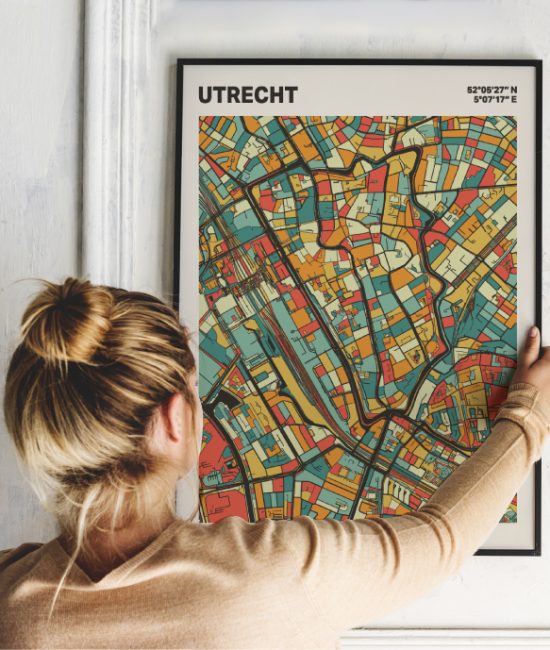 Plattegrond poster Licht Utrecht mozaiek stl 08 Vrouw met poster mockup 01 | Funky Fellow