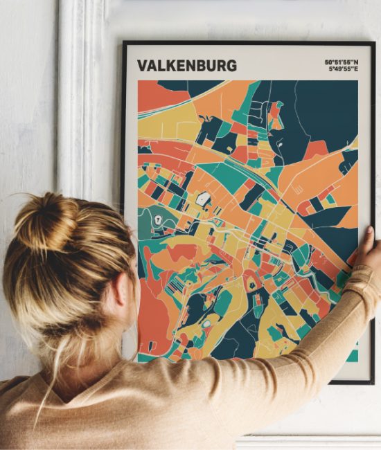 Plattegrond poster Licht Valkenburg mozaiek stl 01 Vrouw met poster mockup 01 | Funky Fellow
