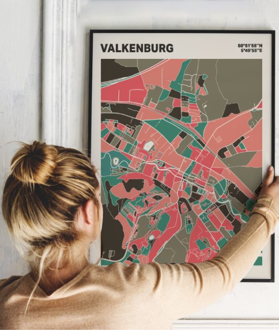 Plattegrond poster Licht Valkenburg mozaiek stl 02 Vrouw met poster mockup 01 | Funky Fellow