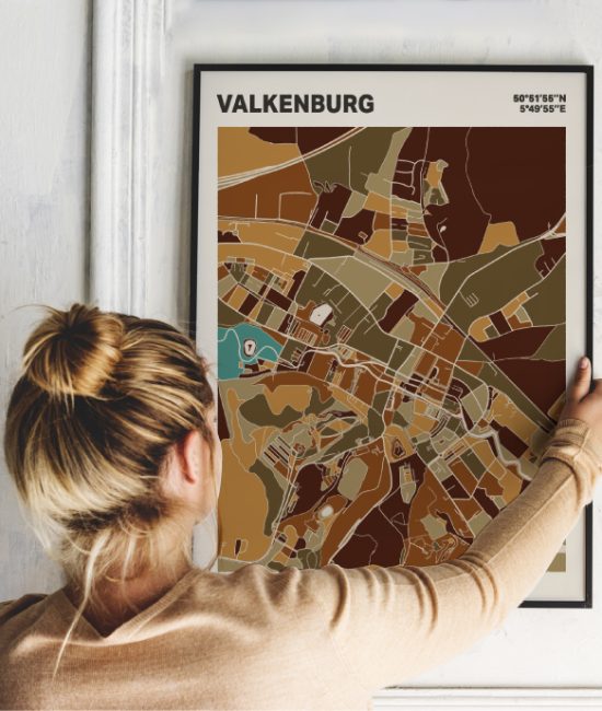 Plattegrond poster Licht Valkenburg mozaiek stl 03 Vrouw met poster mockup 01 | Funky Fellow