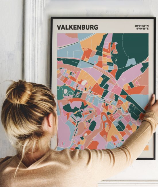 Plattegrond poster Licht Valkenburg mozaiek stl 04 Vrouw met poster mockup 01 | Funky Fellow