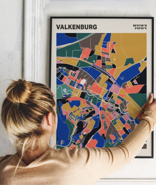 Plattegrond poster Licht Valkenburg mozaiek stl 05 Vrouw met poster mockup 01 | Funky Fellow