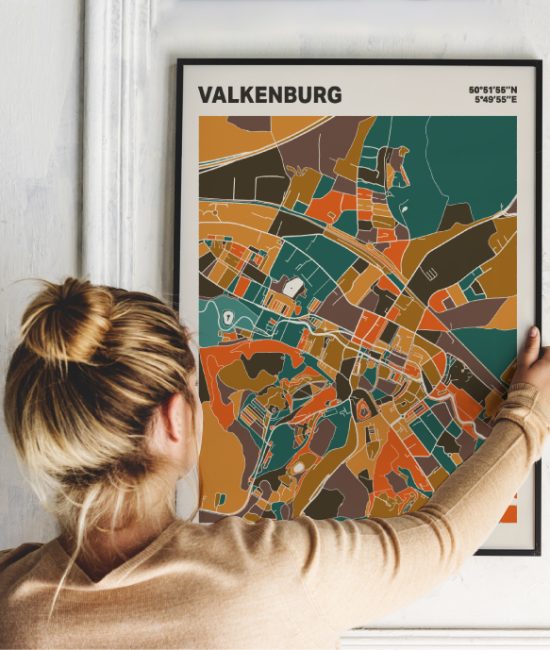 Plattegrond poster Licht Valkenburg mozaiek stl 06 Vrouw met poster mockup 01 | Funky Fellow