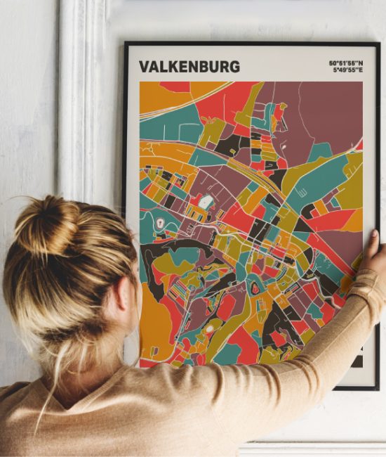 Plattegrond poster Licht Valkenburg mozaiek stl 07 Vrouw met poster mockup 01 | Funky Fellow