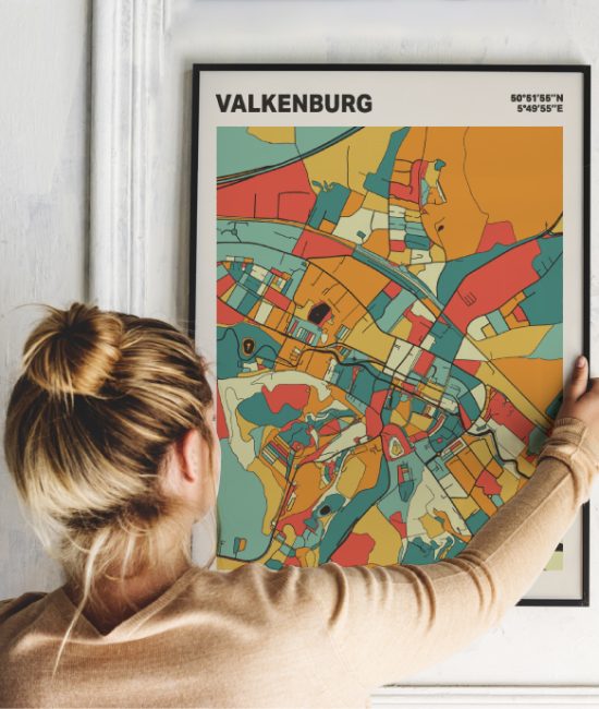 Plattegrond poster Licht Valkenburg mozaiek stl 08 Vrouw met poster mockup 01 | Funky Fellow