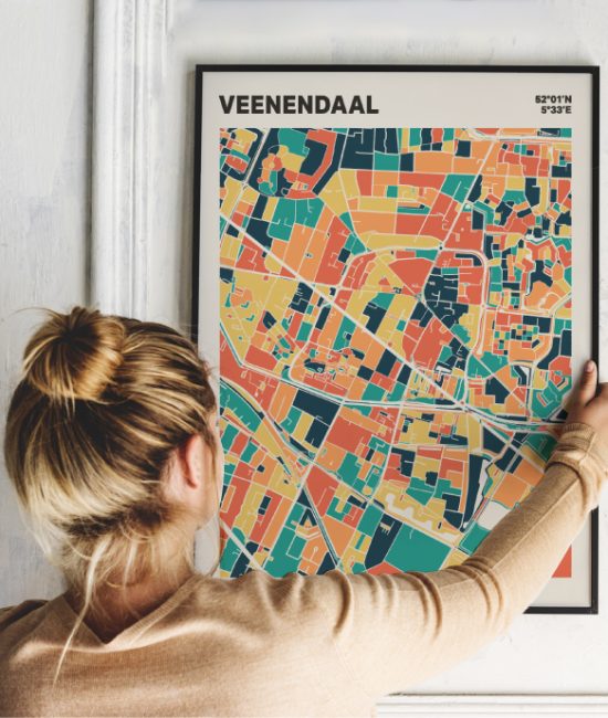 Plattegrond poster Licht Veenendaal mozaiek stl 01 Vrouw met poster mockup 01 | Funky Fellow