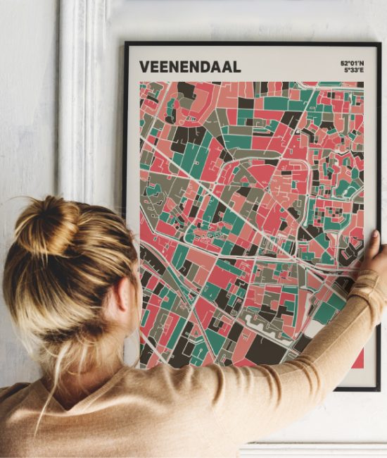 Plattegrond poster Licht Veenendaal mozaiek stl 02 Vrouw met poster mockup 01 | Funky Fellow