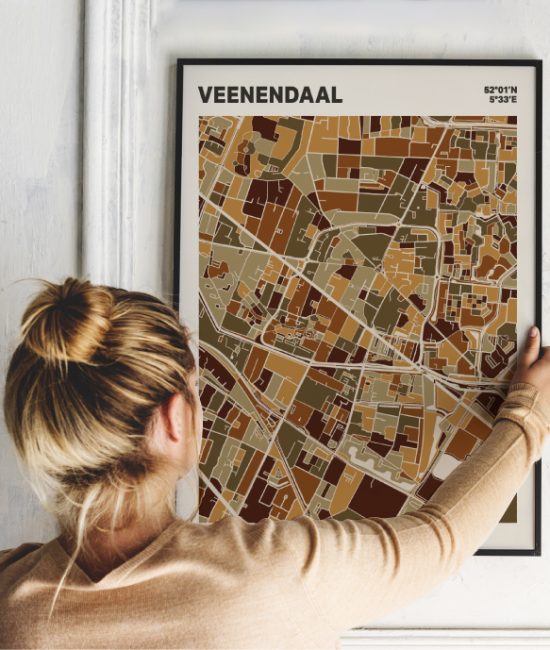 Plattegrond poster Licht Veenendaal mozaiek stl 03 Vrouw met poster mockup 01 | Funky Fellow
