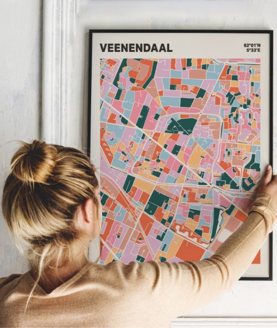 Plattegrond poster Licht Veenendaal mozaiek stl 04 Vrouw met poster mockup 01 | Funky Fellow