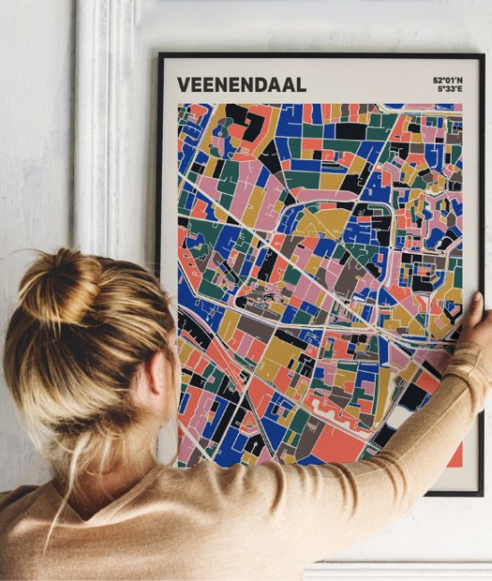Plattegrond poster Licht Veenendaal mozaiek stl 05 Vrouw met poster mockup 01 | Funky Fellow