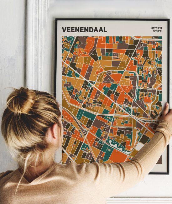 Plattegrond poster Licht Veenendaal mozaiek stl 06 Vrouw met poster mockup 01 | Funky Fellow