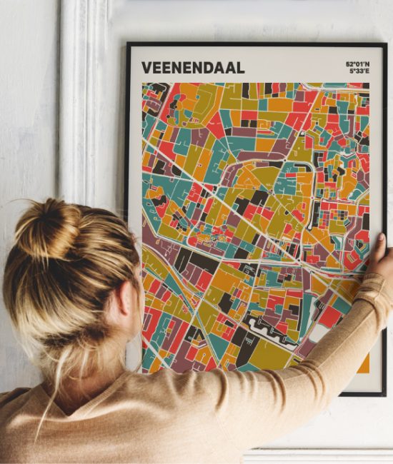 Plattegrond poster Licht Veenendaal mozaiek stl 07 Vrouw met poster mockup 01 | Funky Fellow