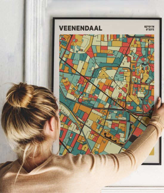 Plattegrond poster Licht Veenendaal mozaiek stl 08 Vrouw met poster mockup 01 | Funky Fellow