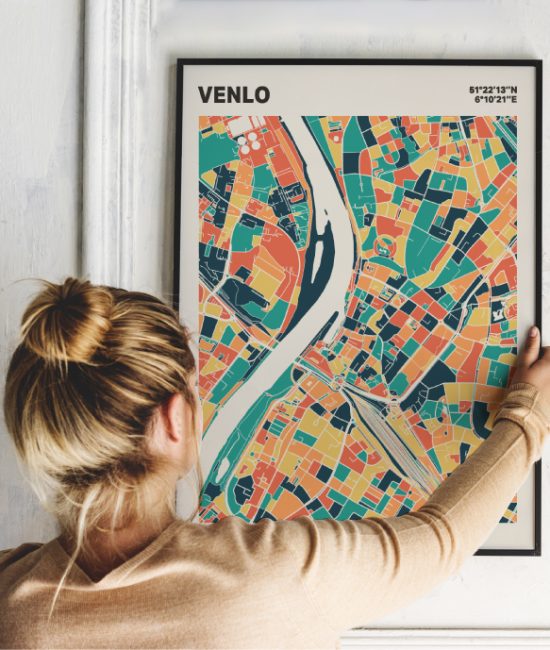 Plattegrond poster Licht Venlo mozaiek stl 01 Vrouw met poster mockup 01 | Funky Fellow