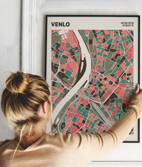 Plattegrond poster Licht Venlo mozaiek stl 02 Vrouw met poster mockup 01 | Funky Fellow