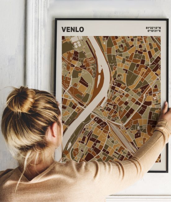 Plattegrond poster Licht Venlo mozaiek stl 03 Vrouw met poster mockup 01 | Funky Fellow