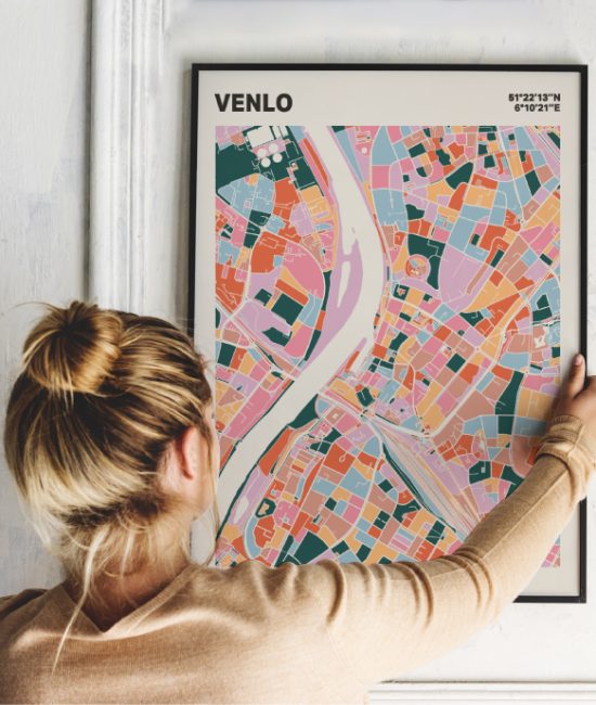 Plattegrond poster Licht Venlo mozaiek stl 04 Vrouw met poster mockup 01 | Funky Fellow