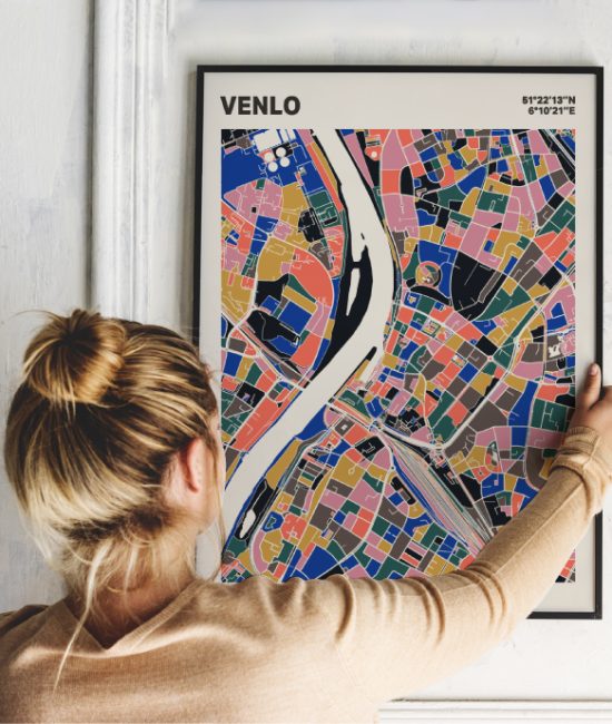 Plattegrond poster Licht Venlo mozaiek stl 05 Vrouw met poster mockup 01 | Funky Fellow
