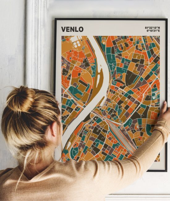 Plattegrond poster Licht Venlo mozaiek stl 06 Vrouw met poster mockup 01 | Funky Fellow