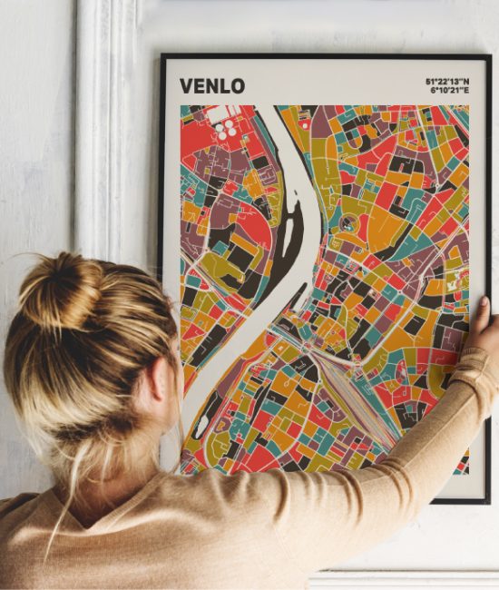 Plattegrond poster Licht Venlo mozaiek stl 07 Vrouw met poster mockup 01 | Funky Fellow
