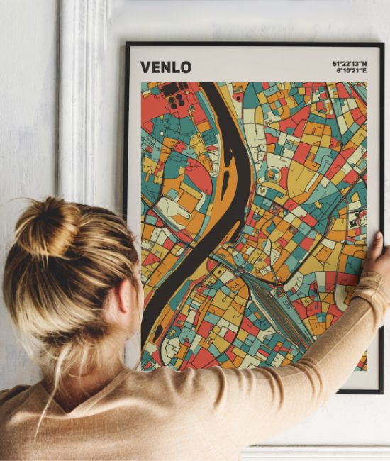 Plattegrond poster Licht Venlo mozaiek stl 08 Vrouw met poster mockup 01 | Funky Fellow