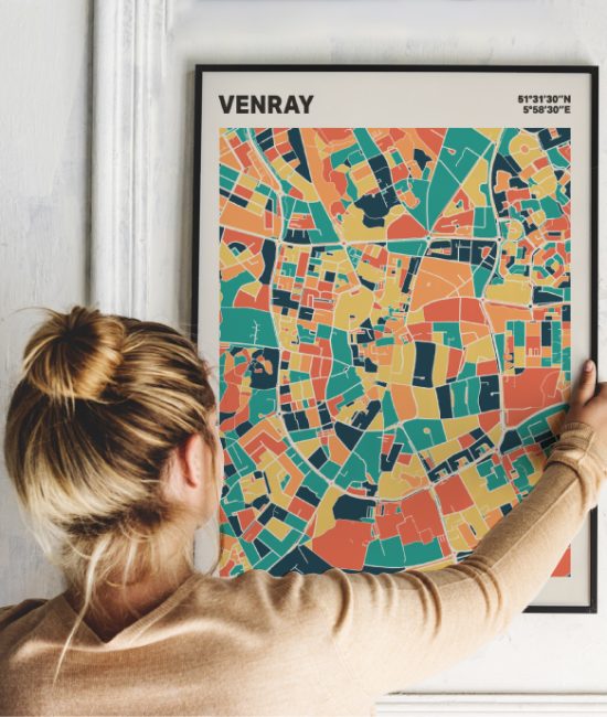 Plattegrond poster Licht Venray mozaiek stl 01 Vrouw met poster mockup 01 | Funky Fellow