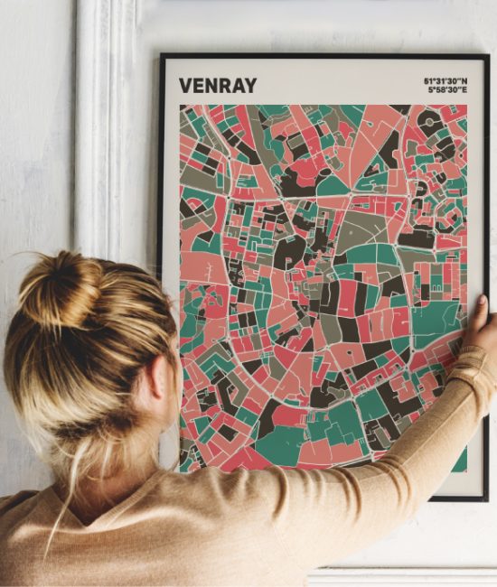 Plattegrond poster Licht Venray mozaiek stl 02 Vrouw met poster mockup 01 | Funky Fellow