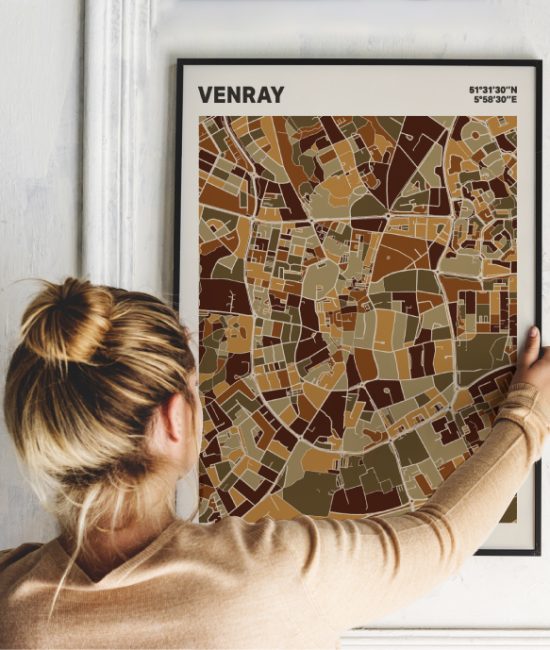 Plattegrond poster Licht Venray mozaiek stl 03 Vrouw met poster mockup 01 | Funky Fellow