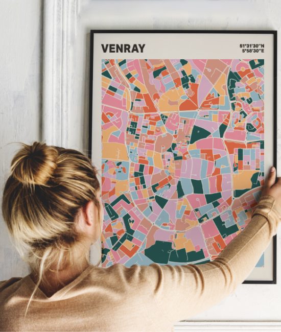 Plattegrond poster Licht Venray mozaiek stl 04 Vrouw met poster mockup 01 | Funky Fellow