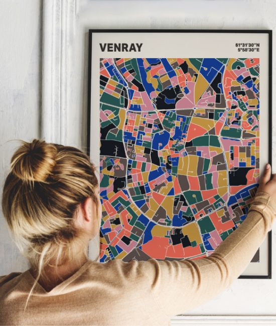 Plattegrond poster Licht Venray mozaiek stl 05 Vrouw met poster mockup 01 | Funky Fellow
