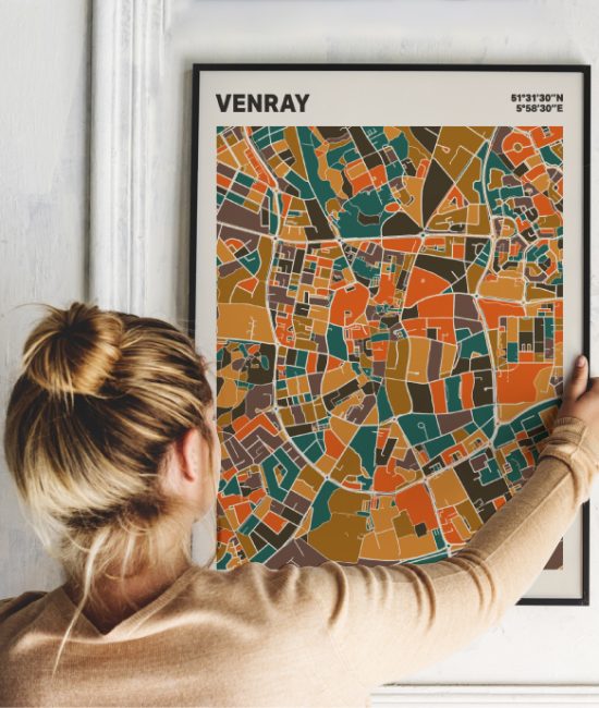 Plattegrond poster Licht Venray mozaiek stl 06 Vrouw met poster mockup 01 | Funky Fellow