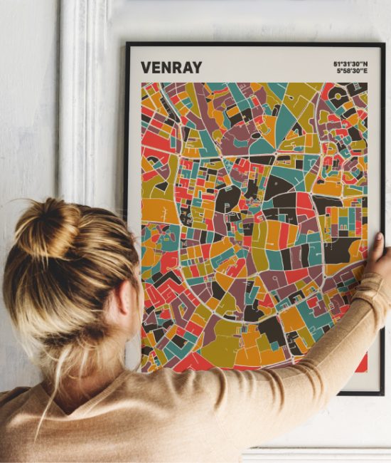 Plattegrond poster Licht Venray mozaiek stl 07 Vrouw met poster mockup 01 | Funky Fellow