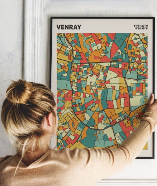 Plattegrond poster Licht Venray mozaiek stl 08 Vrouw met poster mockup 01 | Funky Fellow