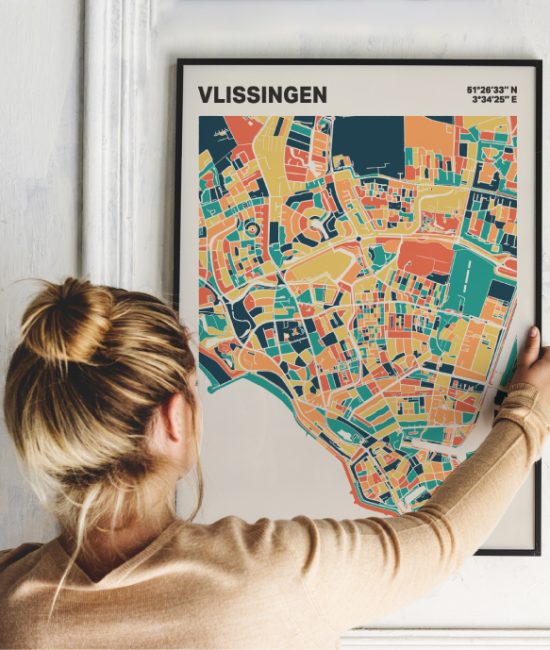 Plattegrond poster Licht Vlissingen mozaiek stl 01 Vrouw met poster mockup 01 | Funky Fellow