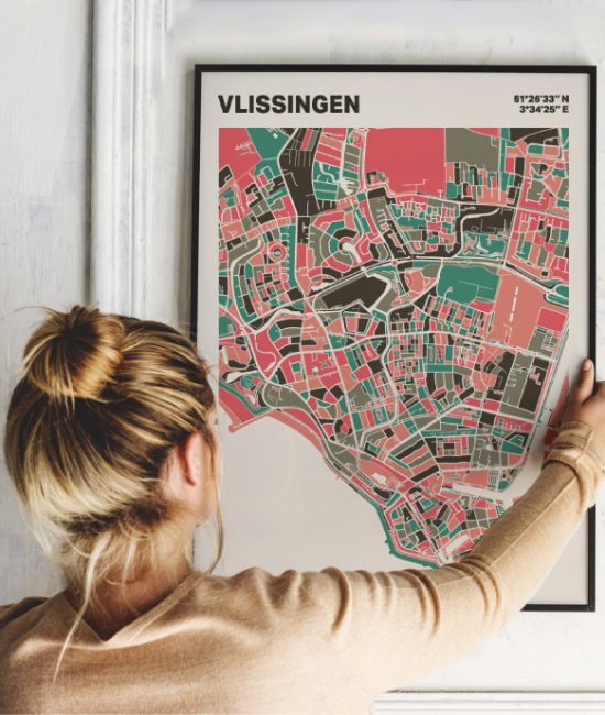 Plattegrond poster Licht Vlissingen mozaiek stl 02 Vrouw met poster mockup 01 | Funky Fellow