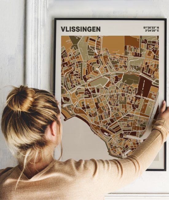 Plattegrond poster Licht Vlissingen mozaiek stl 03 Vrouw met poster mockup 01 | Funky Fellow