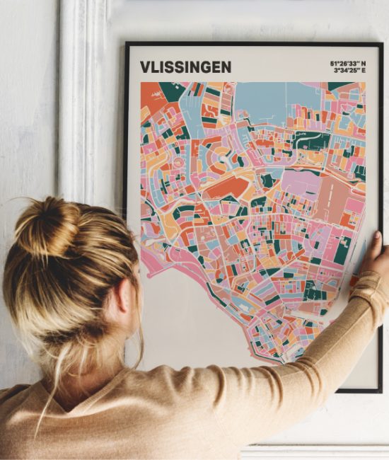Plattegrond poster Licht Vlissingen mozaiek stl 04 Vrouw met poster mockup 01 | Funky Fellow