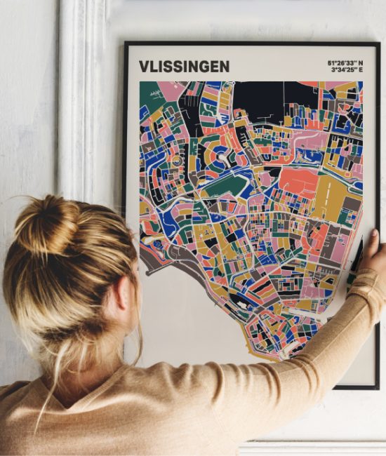 Plattegrond poster Licht Vlissingen mozaiek stl 05 Vrouw met poster mockup 01 | Funky Fellow