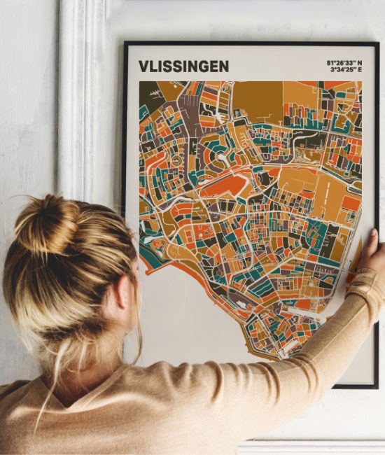 Plattegrond poster Licht Vlissingen mozaiek stl 06 Vrouw met poster mockup 01 | Funky Fellow
