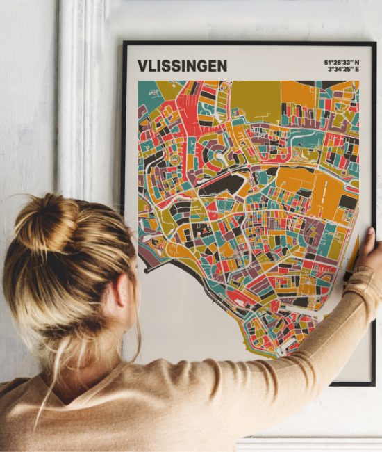 Plattegrond poster Licht Vlissingen mozaiek stl 07 Vrouw met poster mockup 01 | Funky Fellow