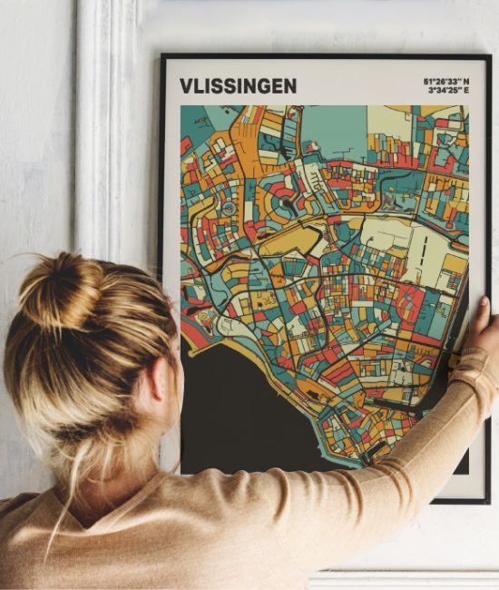 Plattegrond poster Licht Vlissingen mozaiek stl 08 Vrouw met poster mockup 01 | Funky Fellow