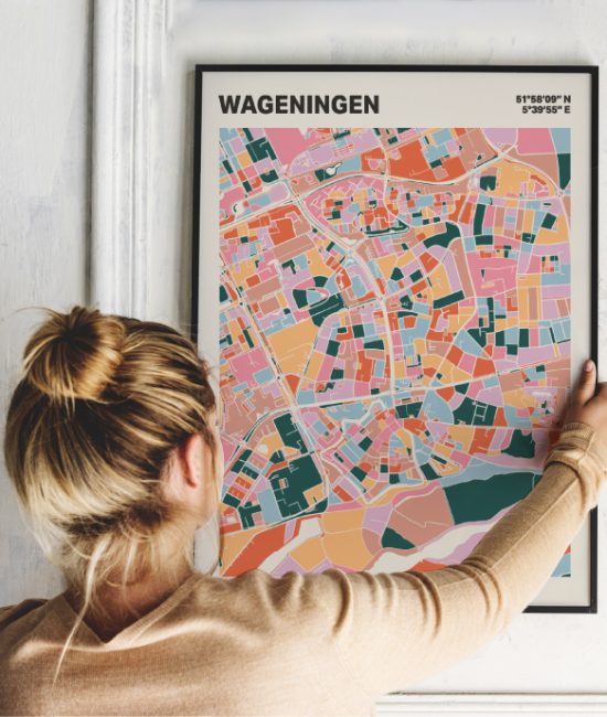 Plattegrond poster Licht Wageningen mozaiek stl 04 Vrouw met poster mockup 01 | Funky Fellow