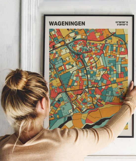 Plattegrond poster Licht Wageningen mozaiek stl 08 Vrouw met poster mockup 01 | Funky Fellow