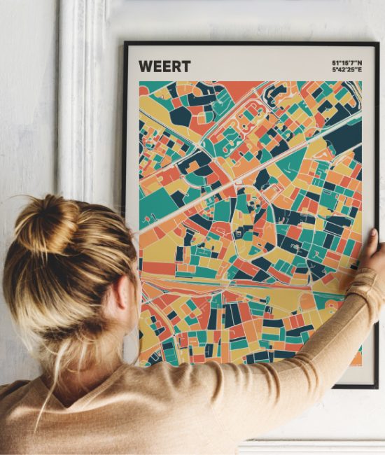 Plattegrond poster Licht Weert mozaiek stl 01 Vrouw met poster mockup 01 | Funky Fellow